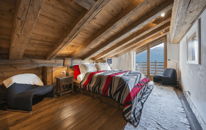 loftový interiér spálne v štýle horskej chaty
