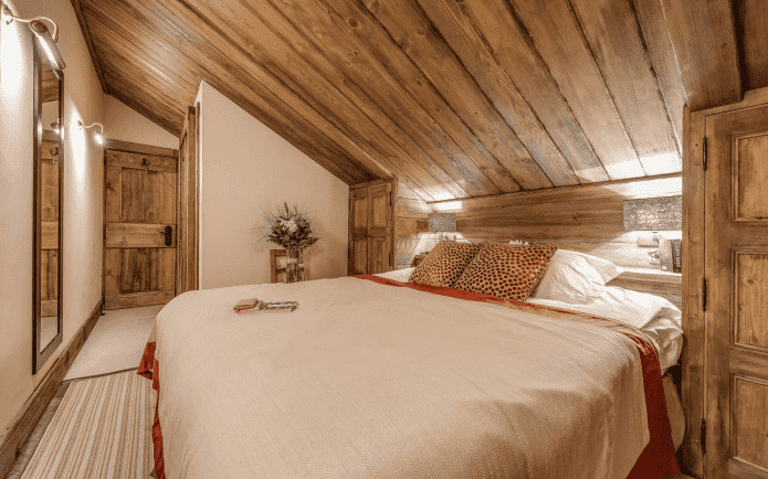 interior dormitor mansarda stil cabana