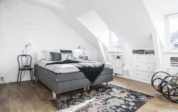 Interno della camera da letto in mansarda in stile scandinavo