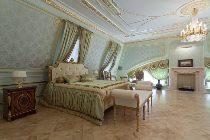 klasikinio stiliaus mansardinio miegamojo interjeras