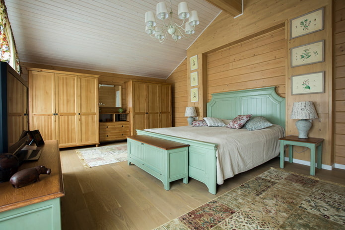 Interior dormitor mansardă în stil Provence