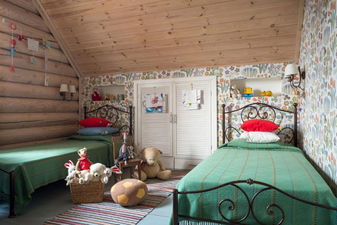 интериор на спалня на таванско помещение за две деца