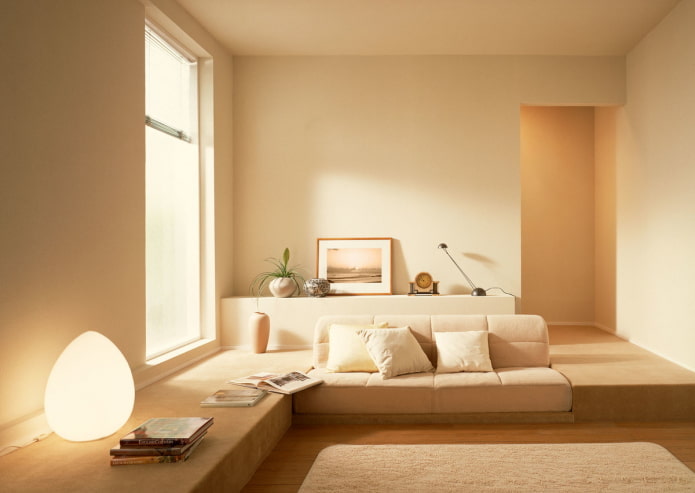 interiør i en beige stue i stil med minimalisme