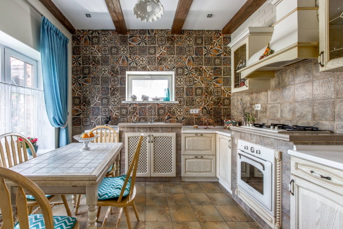 Dapur berbentuk L dalam gaya Provence