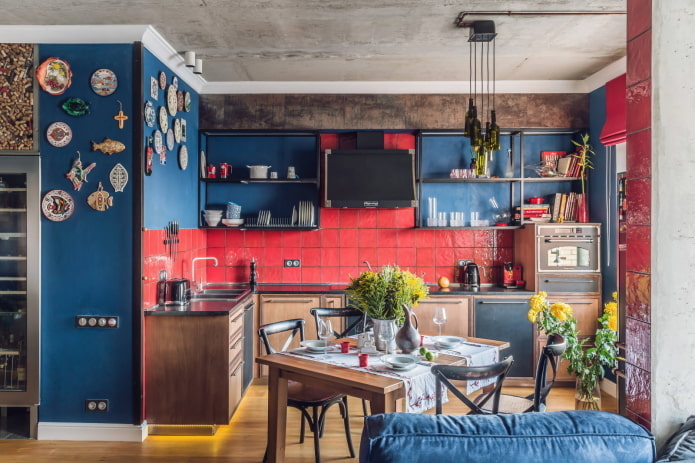 Rode en blauwe L-vormige keuken