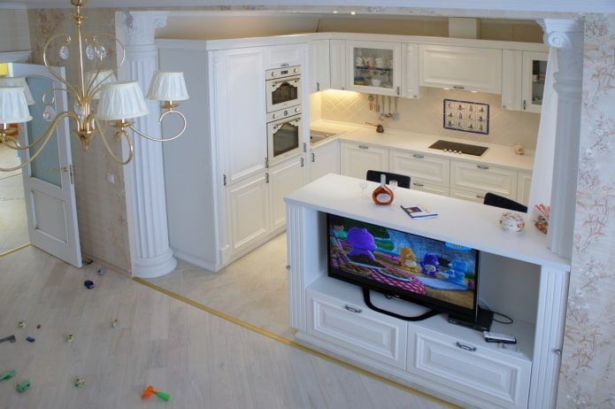 Virtuvė su televizoriumi baro prekystalyje