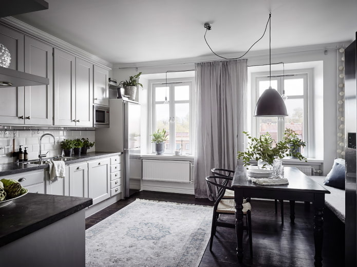 Bucătărie-living cu fațade clasice