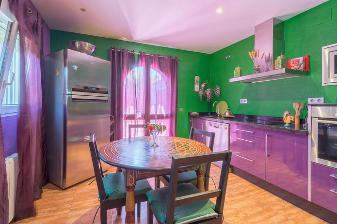 purpuriškai žalių tonų virtuvės dizainas