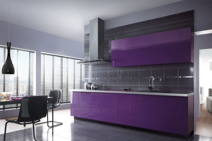 keittiön suunnittelu mustalla ja violetilla sävyillä