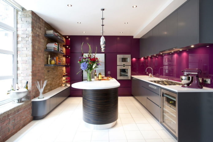virtuves dizains melnos un violetos toņos