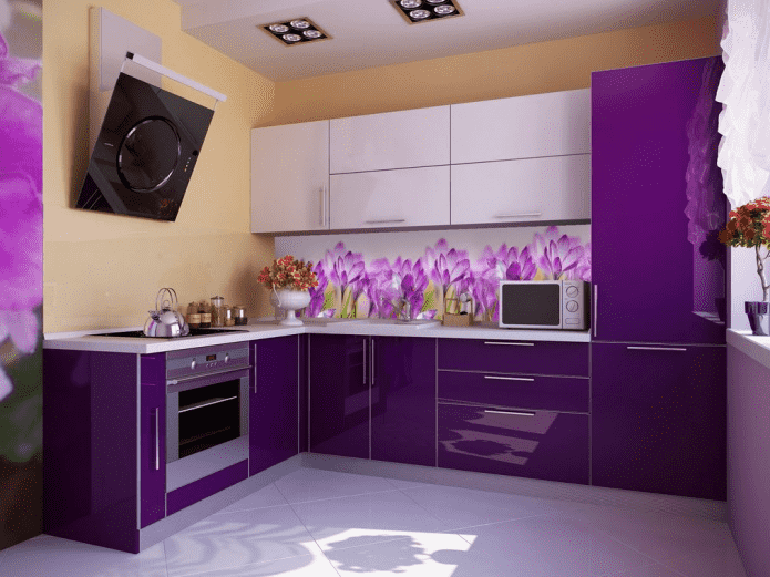 violetinių tonų virtuvės dizainas su geltonais akcentais