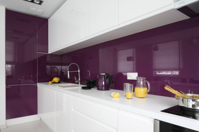 virtuvės dizainas baltos ir violetinės spalvos tonais