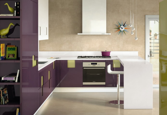 smėlio ir violetinės spalvos virtuvės dizainas