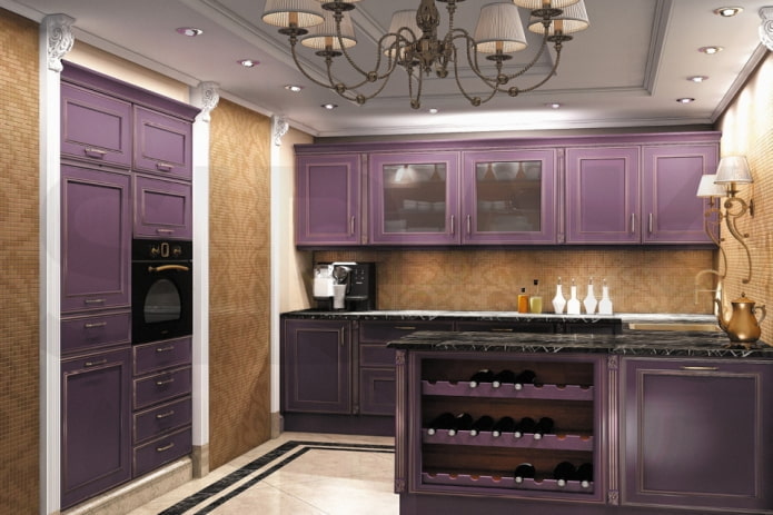 virtuve violetos toņos klasiskā stilā