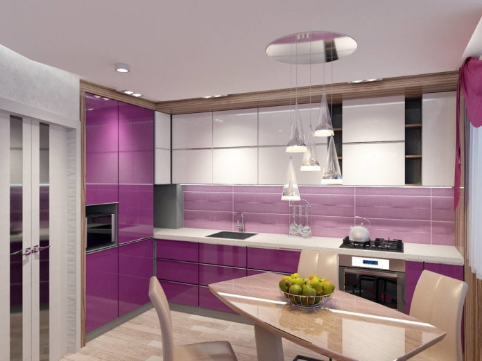 výzdoba a osvětlení v interiéru kuchyně ve fialových tónech