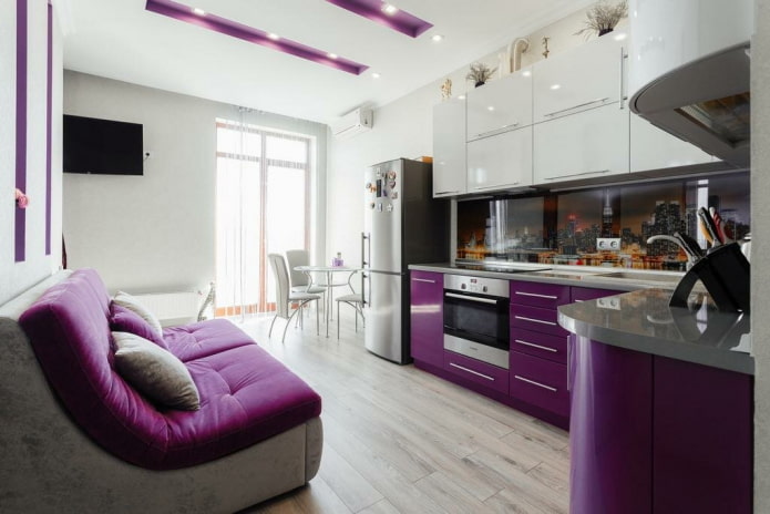 nábytek v interiéru kuchyně ve fialových tónech