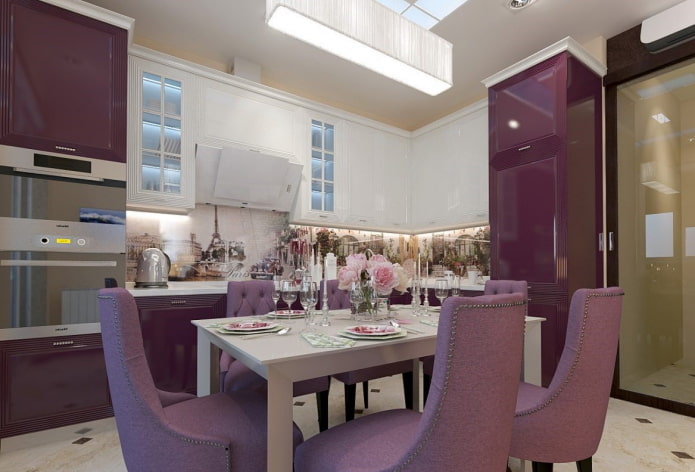 purpurinių tonų virtuvės interjero baldai