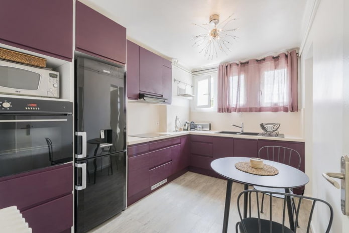 mobilier în interiorul bucătăriei în tonuri violet