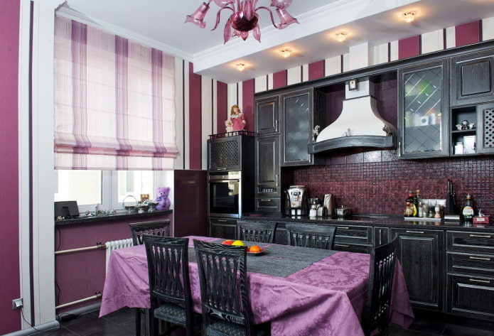 zasłony we wnętrzu kuchni w fioletowych odcieniach