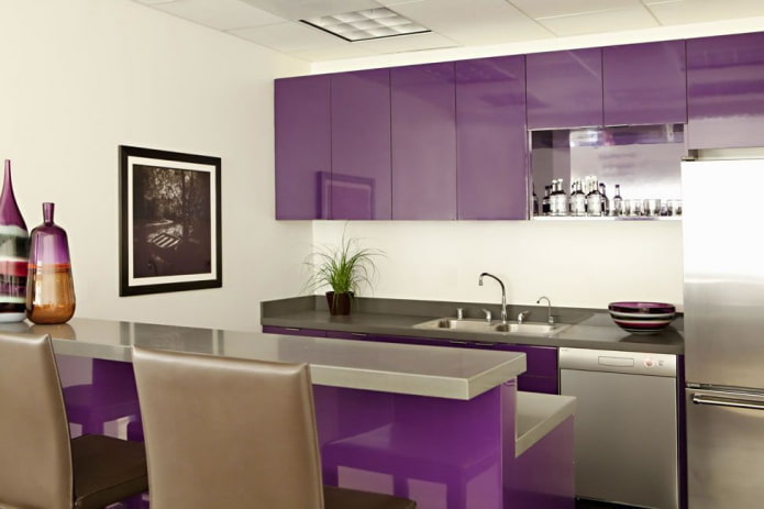 nábytek v interiéru kuchyně ve fialových tónech