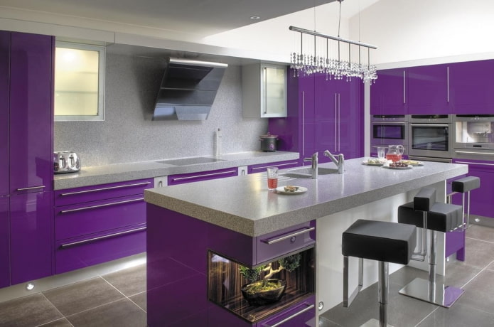 pilkos violetinės spalvos virtuvės dizainas