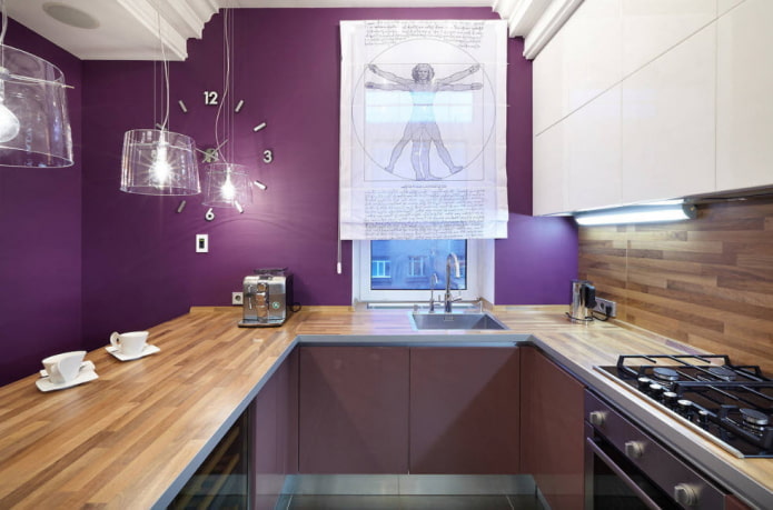 záclony v interiéri kuchyne vo fialových tónoch