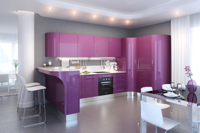 dekors un apgaismojums virtuves interjerā violetos toņos