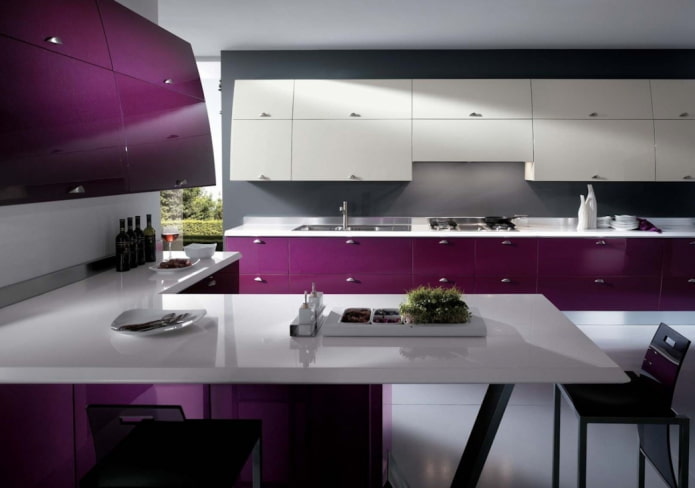 špičková kuchyňa vo fialových tónoch