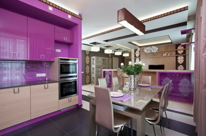 bucătărie în tonuri violet în stil art deco