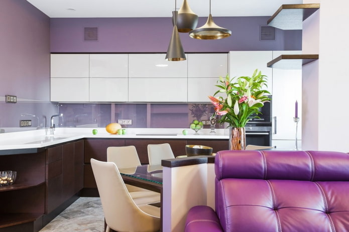 dekoras ir apšvietimas violetinių tonų virtuvės interjere