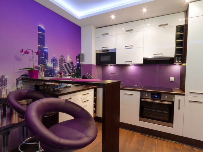 tapetai virtuvės interjere violetiniais tonais