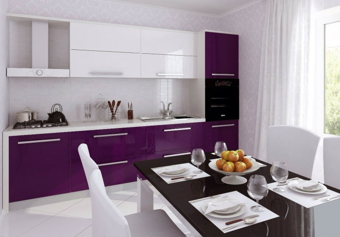 virtuves dizains baltos un violetos toņos