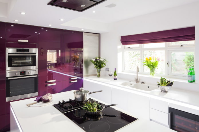 virtuvės dizainas baltos ir violetinės spalvos tonais