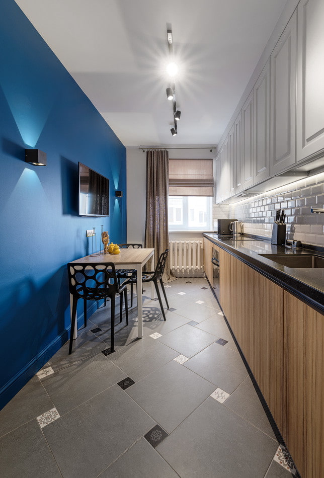 kuchyňa s modrou stenou