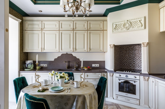 neoklasikinis virtuvės interjeras