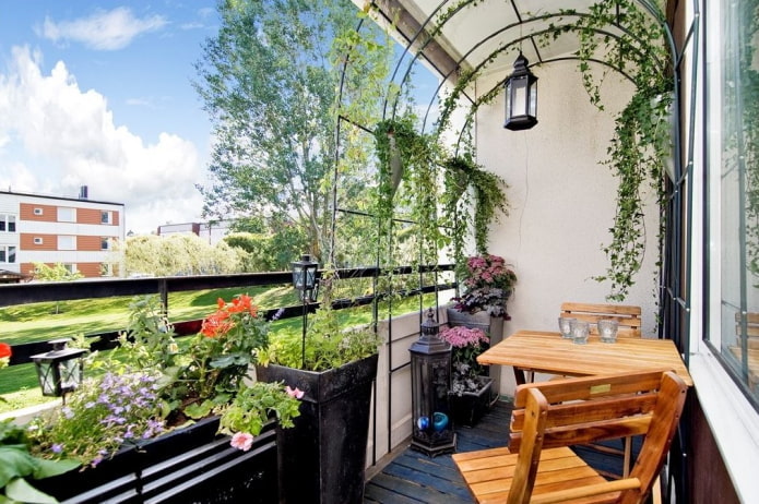 design domácí zahrady v interiéru balkonu