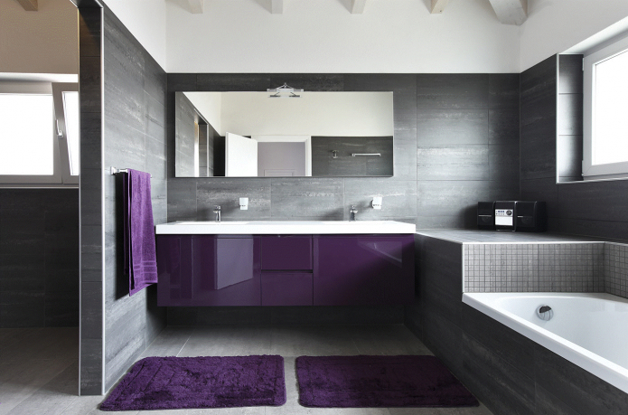 pilkos violetinės spalvos interjero dizainas