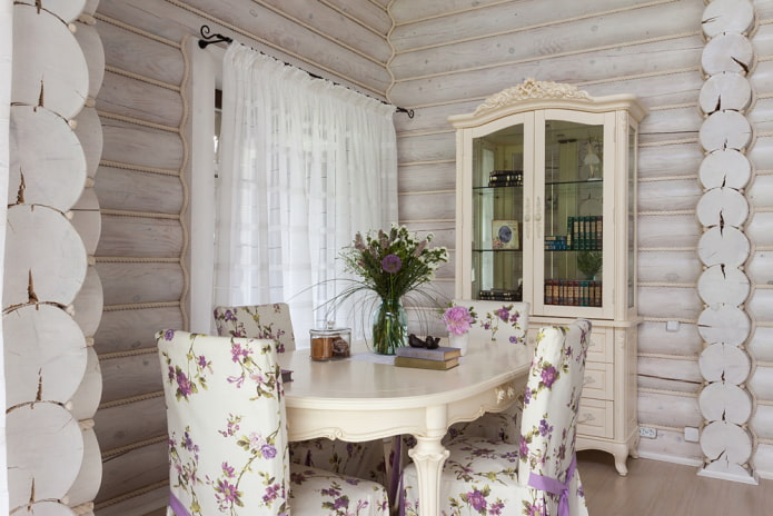 interiér srubu ve stylu Provence