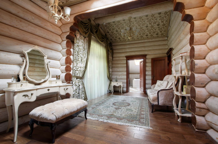 mobles i decoració a l'interior d'una casa de troncs