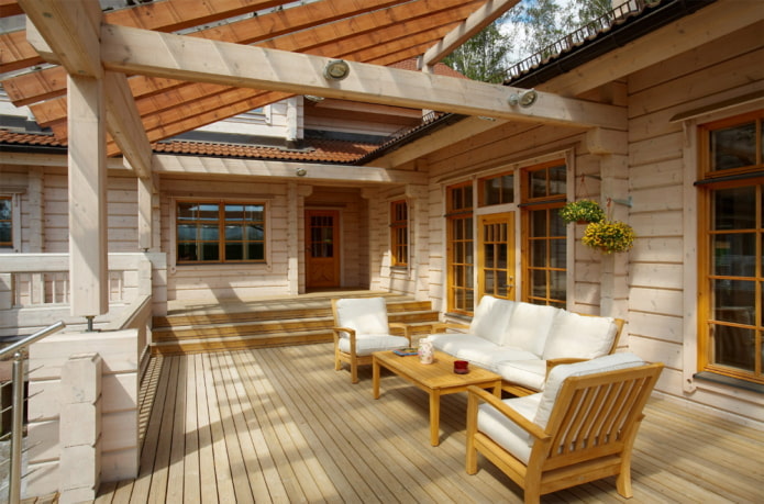 design af et tømmerhus med terrasse