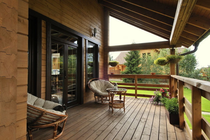 design af et tømmerhus med veranda