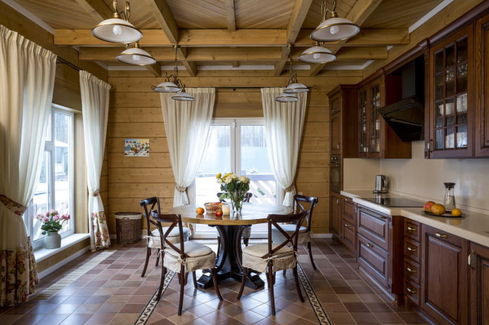 køkken design i det indre af et bjælkehus