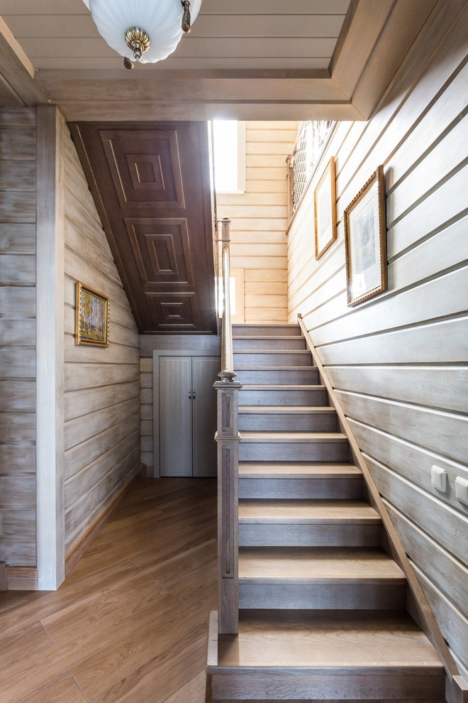 escala de fusta a l'interior d'una casa particular