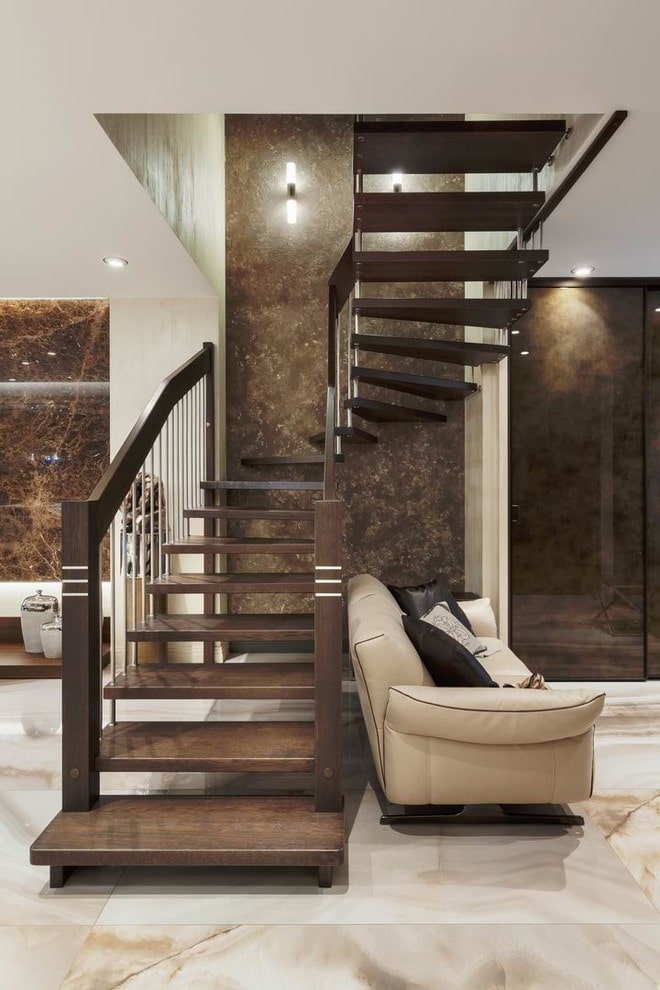özel bir evin iç kısmındaki ahşap merdiven