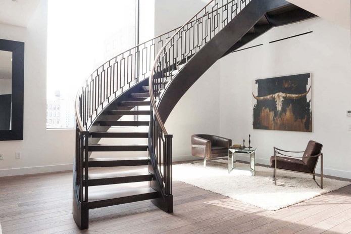 özel bir evin iç kısmındaki metal merdiven