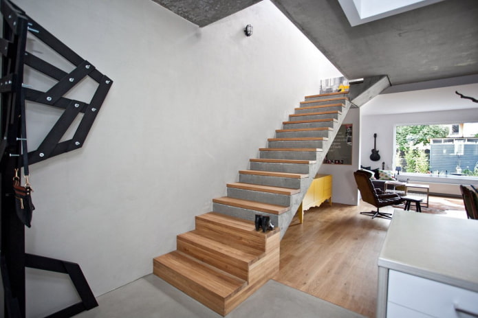 betonnen trap in het interieur van een woonhuis