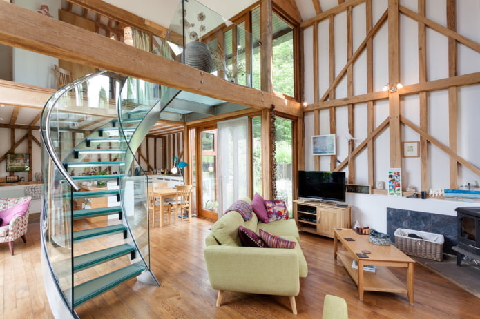 özel bir evin iç kısmındaki cam merdiven