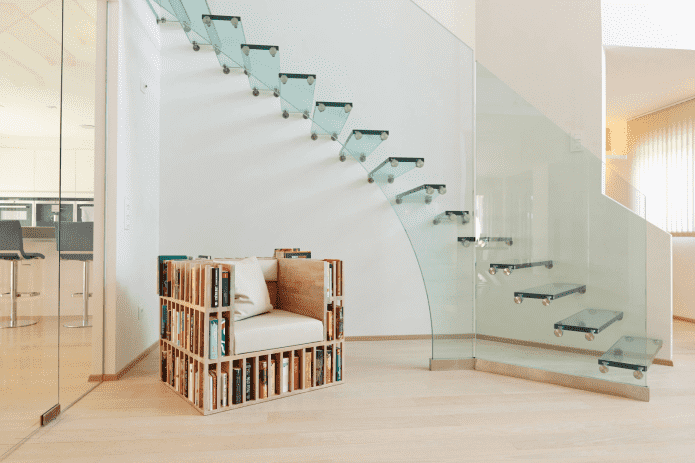 stikliniai laiptai privataus namo interjere