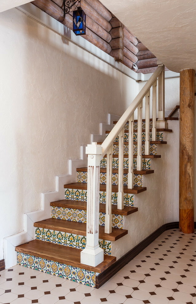 finition des escaliers à l'intérieur d'une maison privée