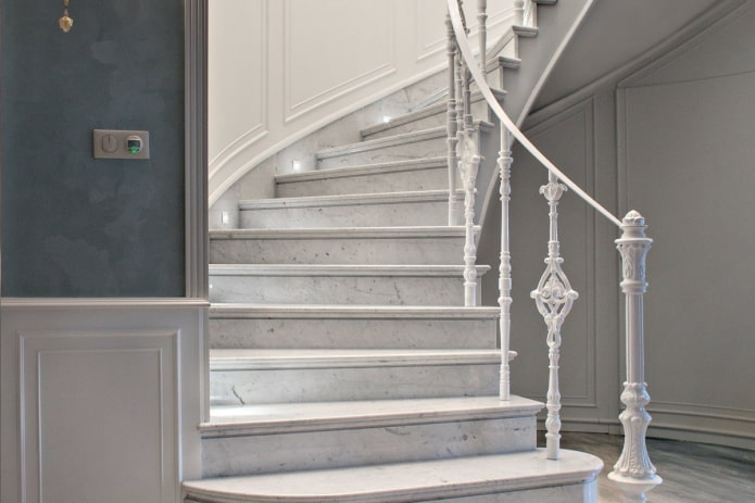 özel bir evin iç kısmındaki taş merdiven